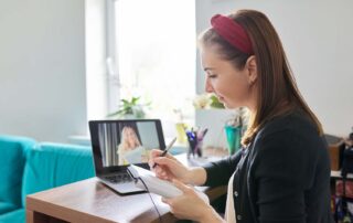 A online teacher showing tips on keeping online students focused.