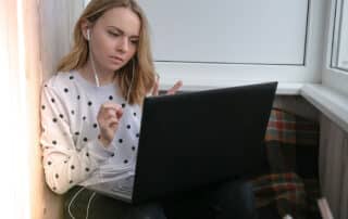 A student engaging in an online class at home showing that ADHD students benefit from a individualized learning experience.