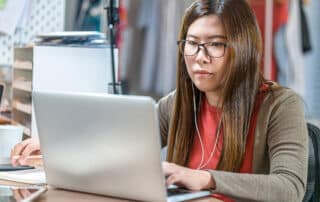 A student learning online showing that anxious students can excel in online learning platforms.